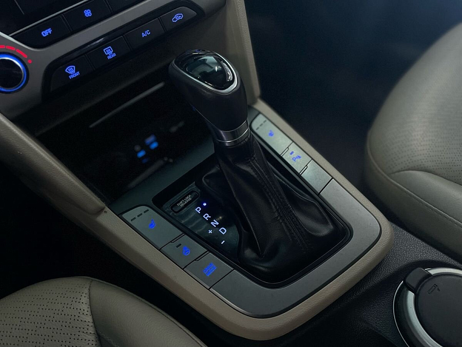 Hyundai Elantra, 2018г., передний привод, автомат