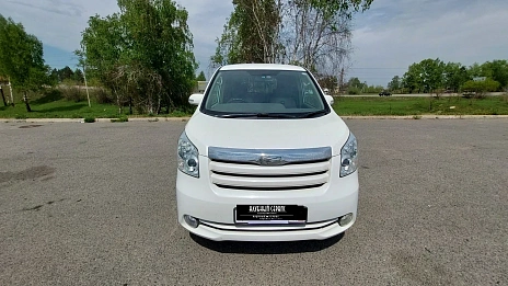 Toyota Noah, 2009г, передний привод, вариатор