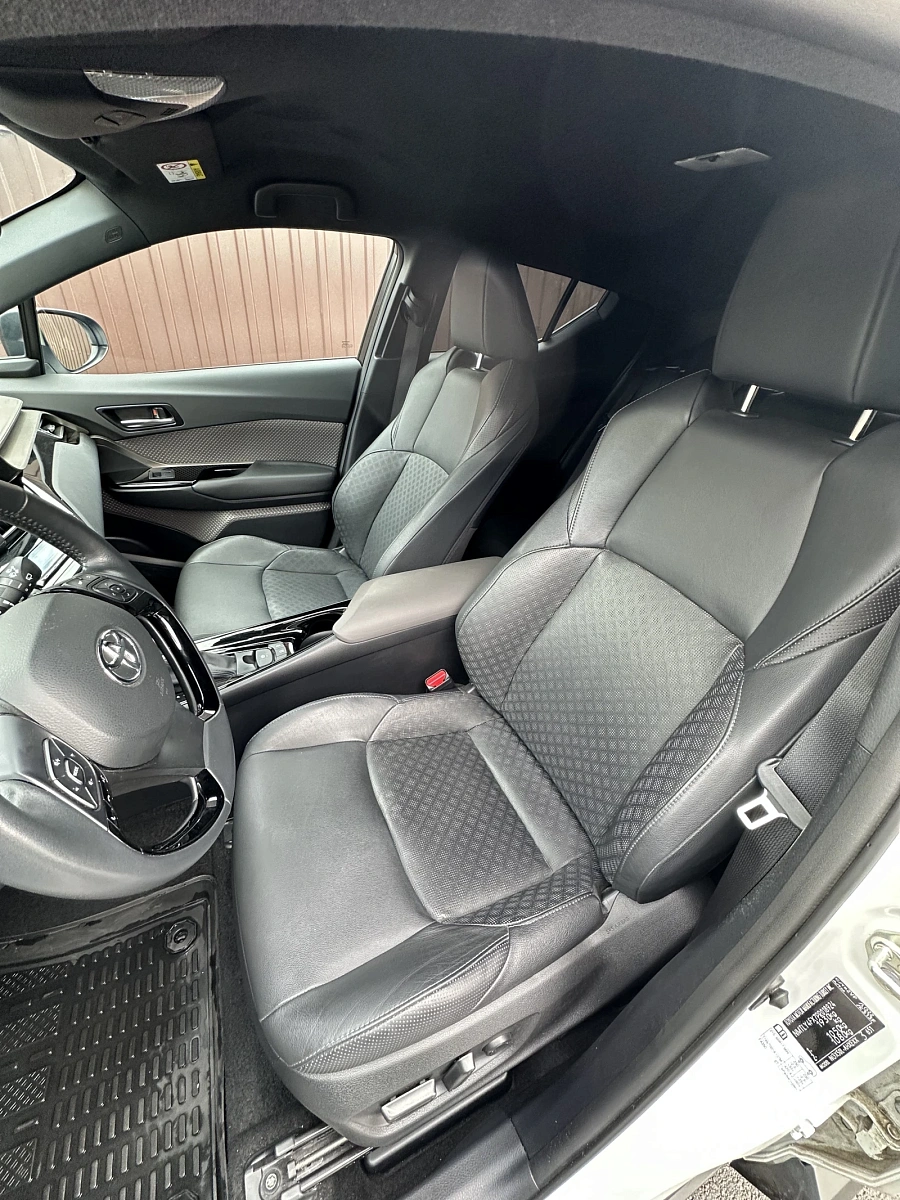 Toyota C-HR, 2023г., полный привод, вариатор