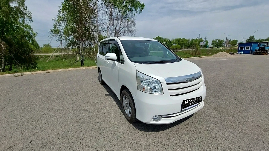 Toyota Noah, 2009г., передний привод, вариатор