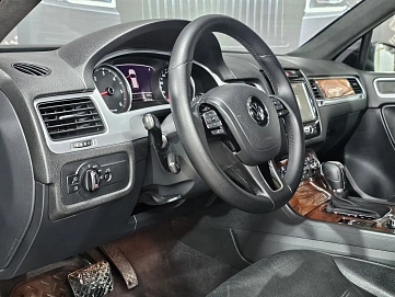 Volkswagen Touareg, 2011г, полный привод, автомат