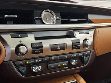 Lexus ES, 2017г, передний привод, автомат