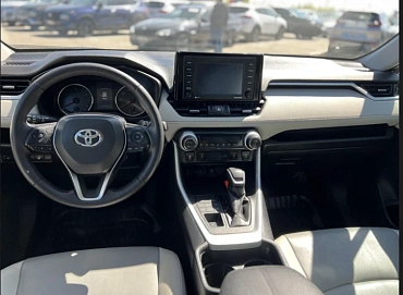 Toyota RAV4, 2021г, передний привод, автомат