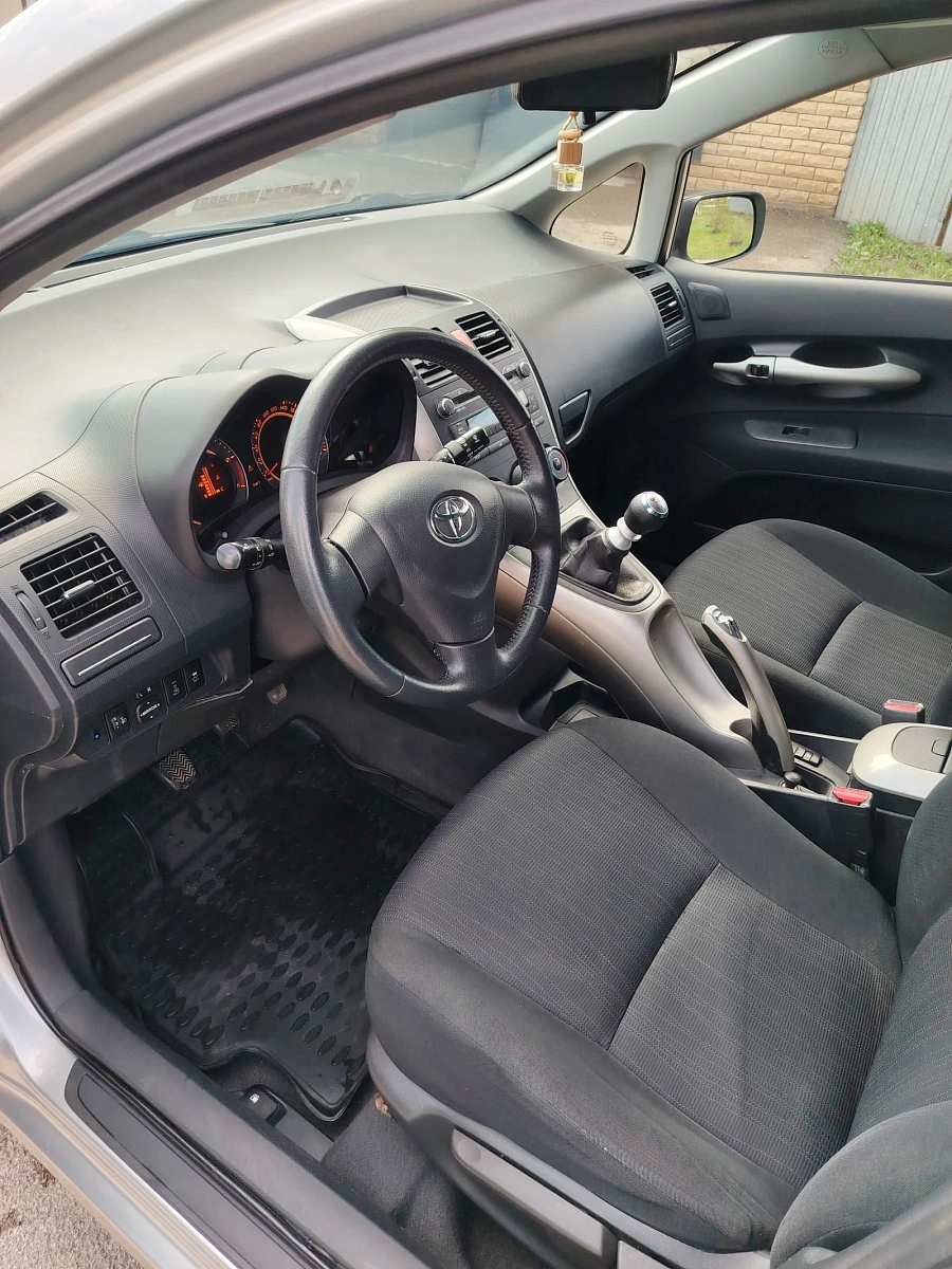 Toyota Auris, 2009г., передний привод, робот