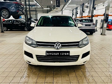 Volkswagen Touareg, 2011г, полный привод, автомат