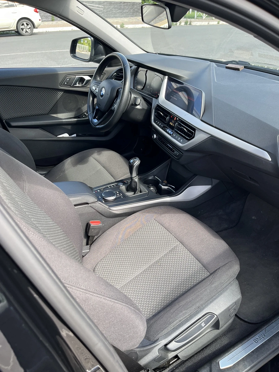BMW 1 серии, 2020г., передний привод, механика