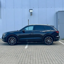 Volkswagen Touareg, 2021г, передний привод, автомат