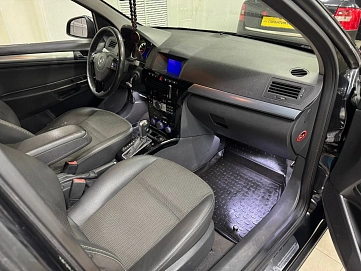 Opel Astra, 2011г, передний привод, автомат
