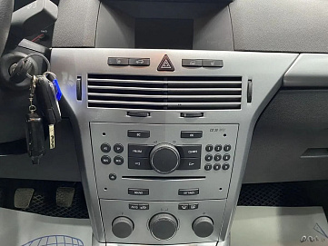 Opel Astra, 2011г, передний привод, механика