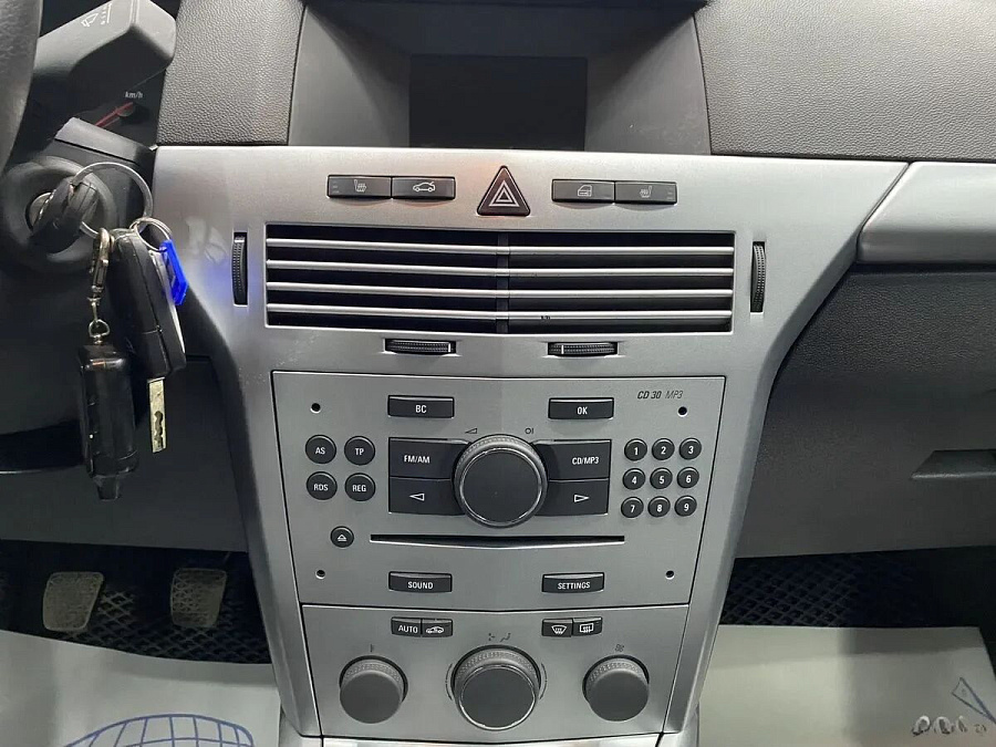 Opel Astra, 2011г., передний привод, механика