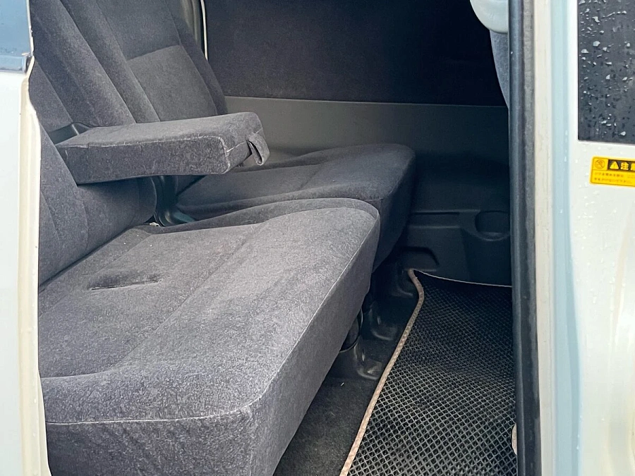 Toyota Voxy, 2004г., передний привод, автомат