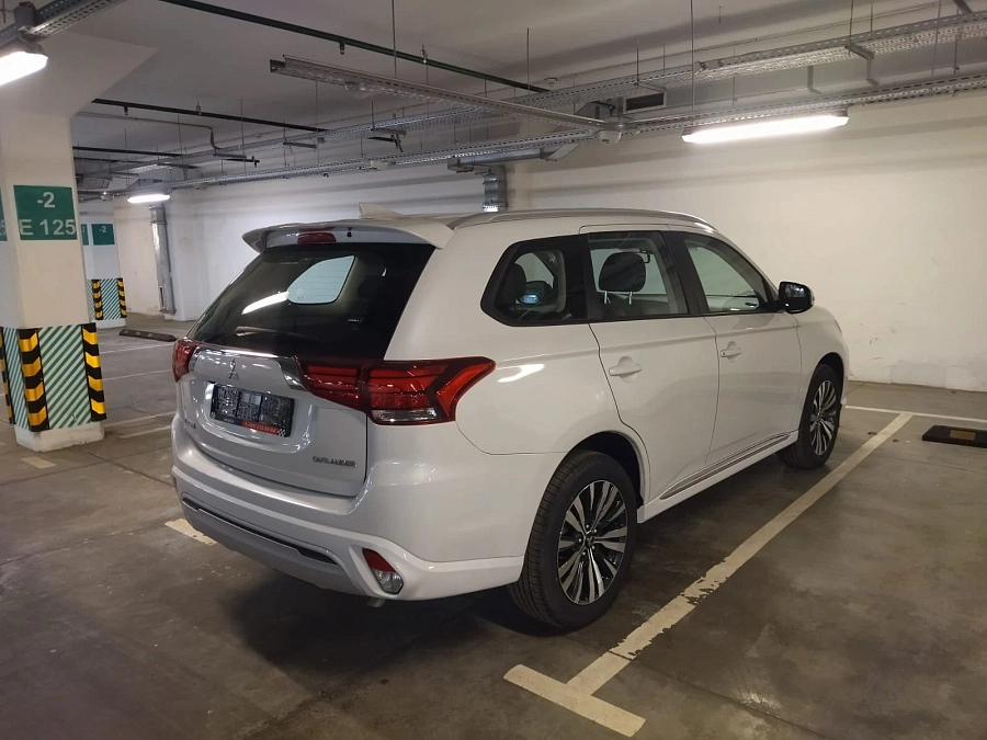 Mitsubishi Outlander, 2022г., передний привод, вариатор