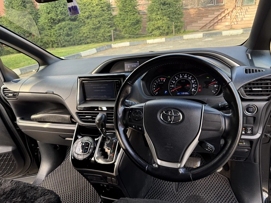Toyota Voxy, 2019г., передний привод, вариатор