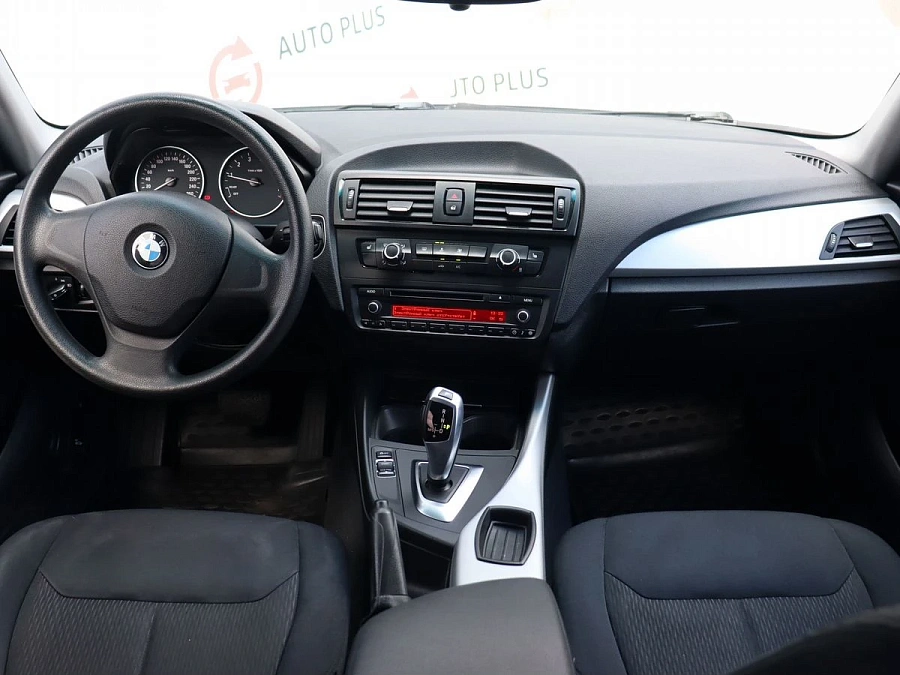 BMW 1 серии, 2012г., задний привод, автомат