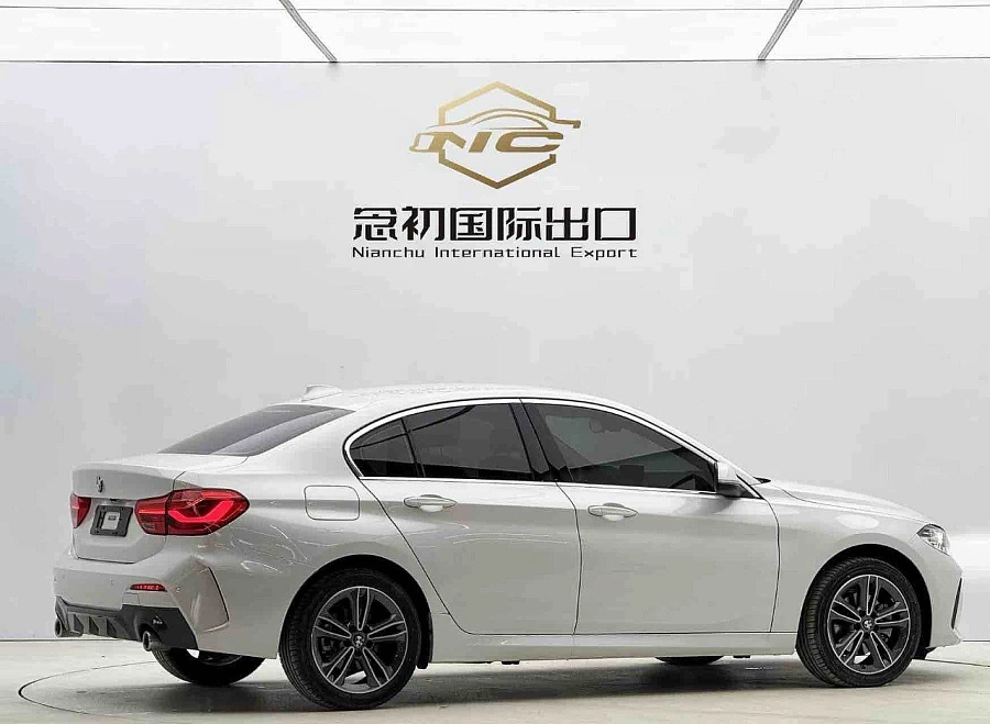 BMW 1 серии, 2022г., передний привод, робот