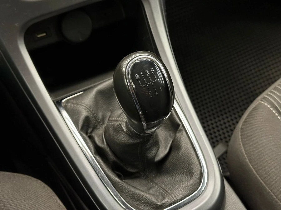 Opel Astra, 2013г., передний привод, механика