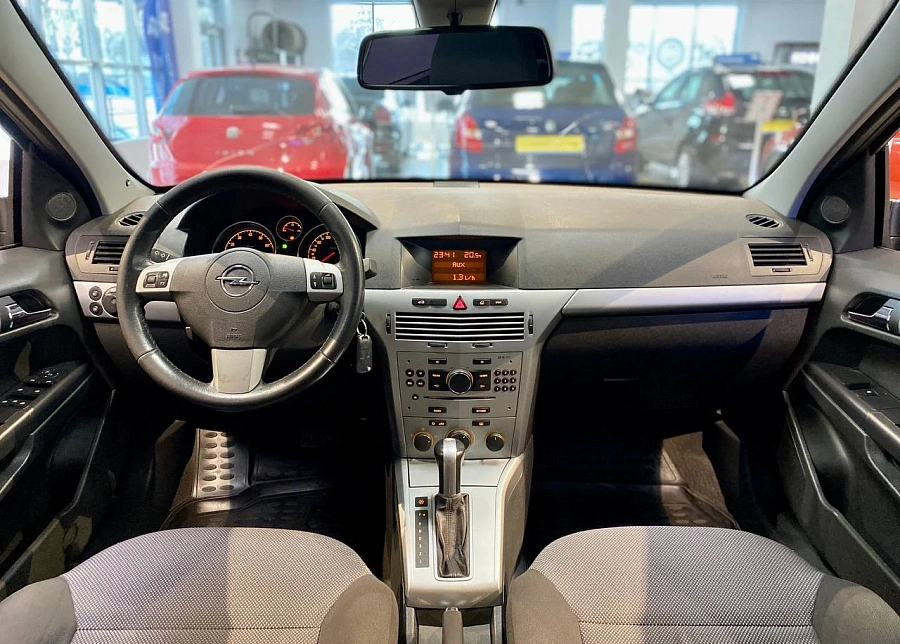 Opel Astra, 2010г., передний привод, автомат