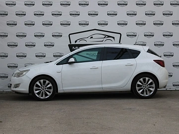 Opel Astra, 2011г, передний привод, автомат