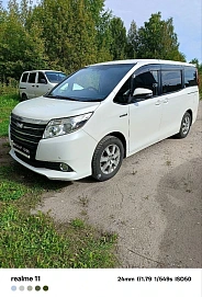 Toyota Noah, 2015г, передний привод, вариатор