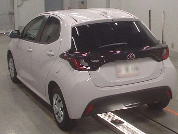 Toyota Yaris, 2022г, передний привод, вариатор