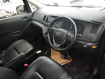 Toyota ISis, 2014г, передний привод, вариатор