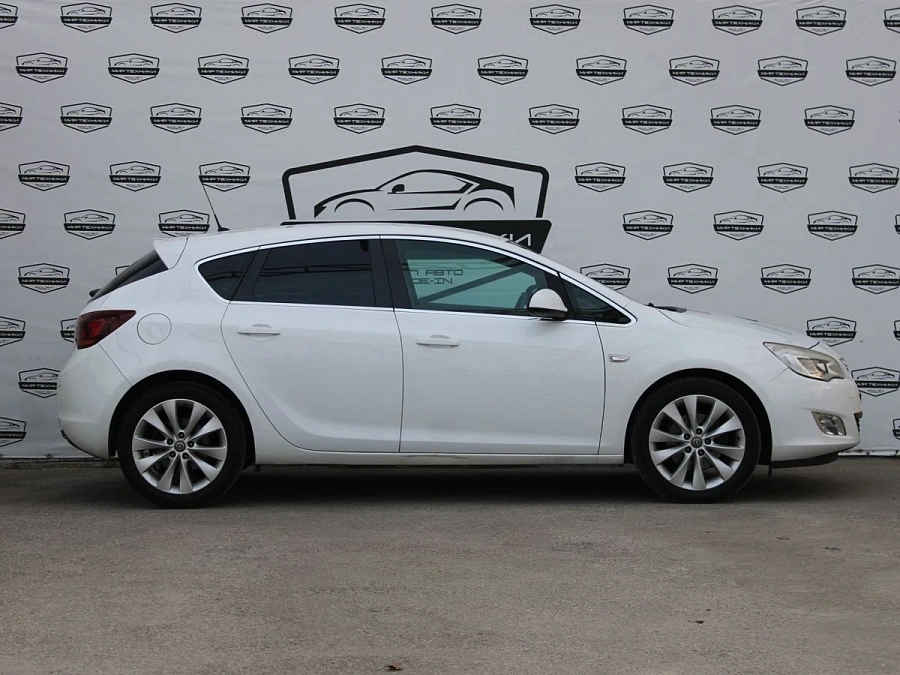 Opel Astra, 2011г., передний привод, автомат