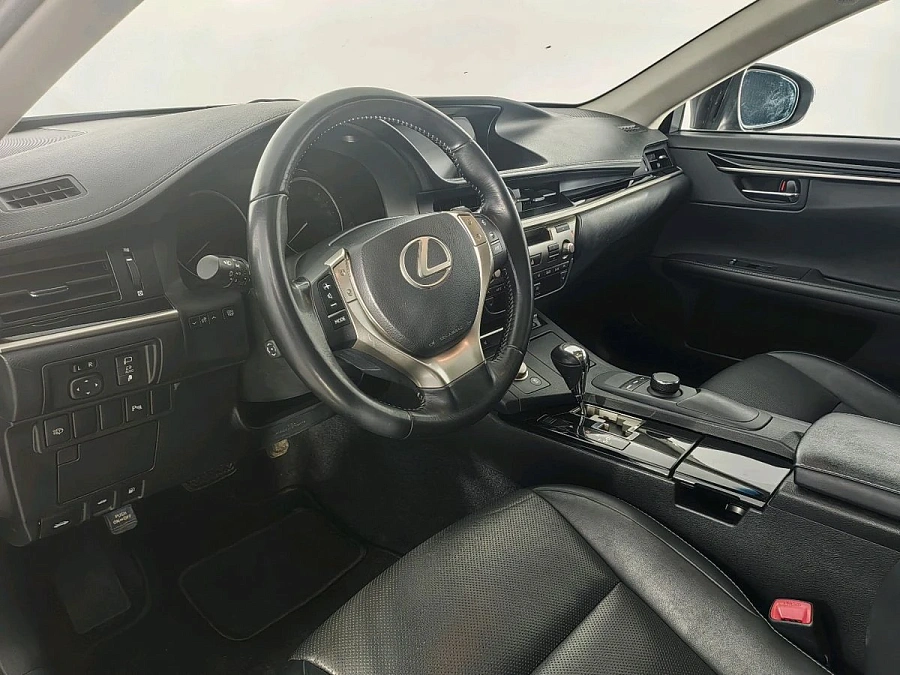 Lexus ES, 2015г., передний привод, автомат