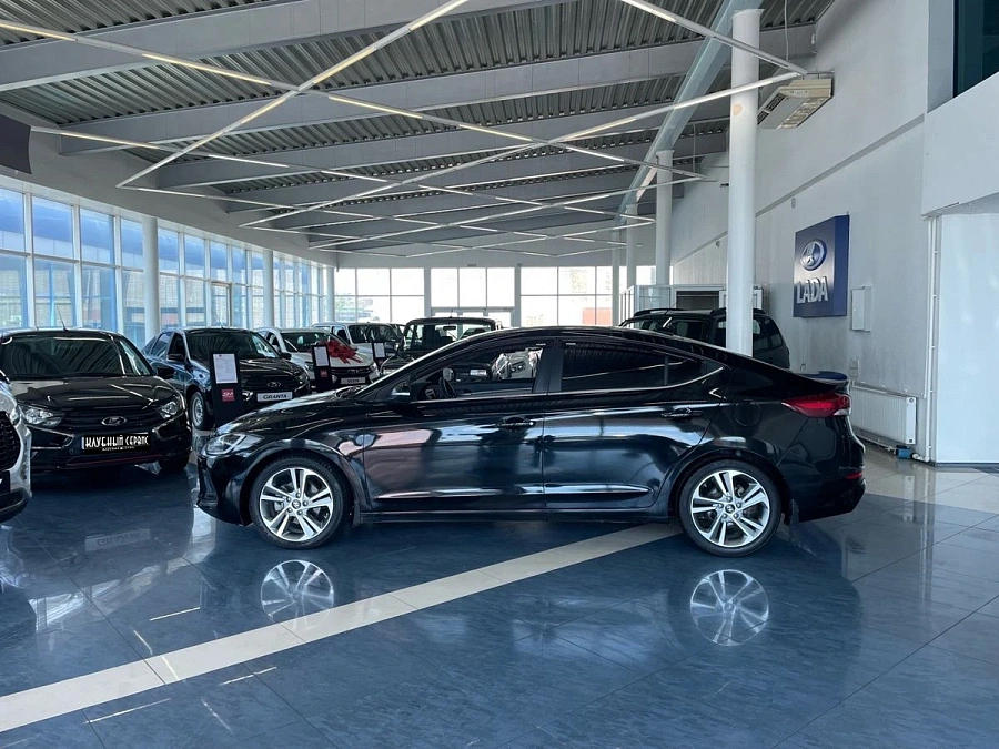 Hyundai Elantra, 2018г., передний привод, автомат