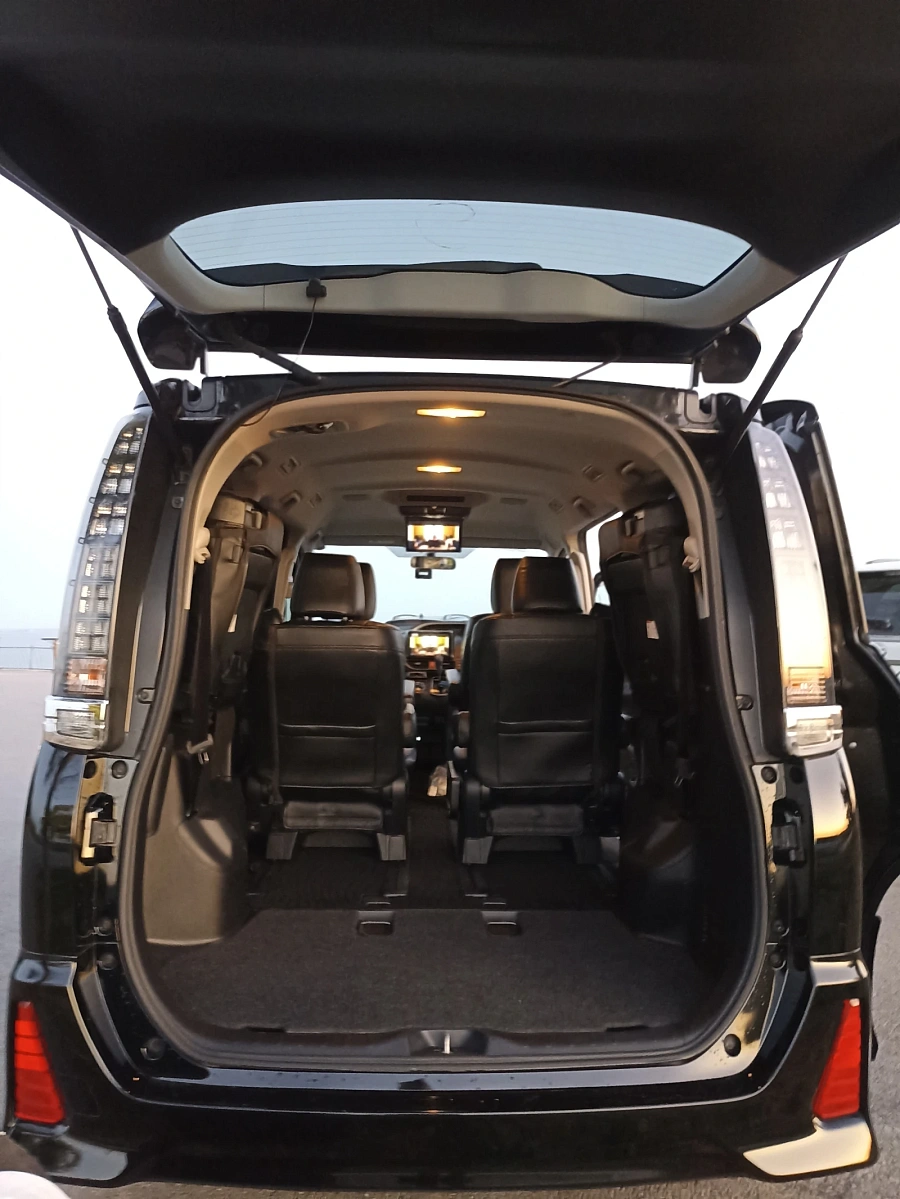 Toyota Voxy, 2015г., передний привод, вариатор