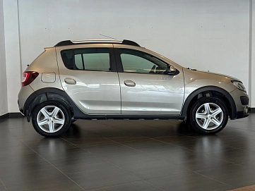 Renault Sandero, 2015г, передний привод, автомат