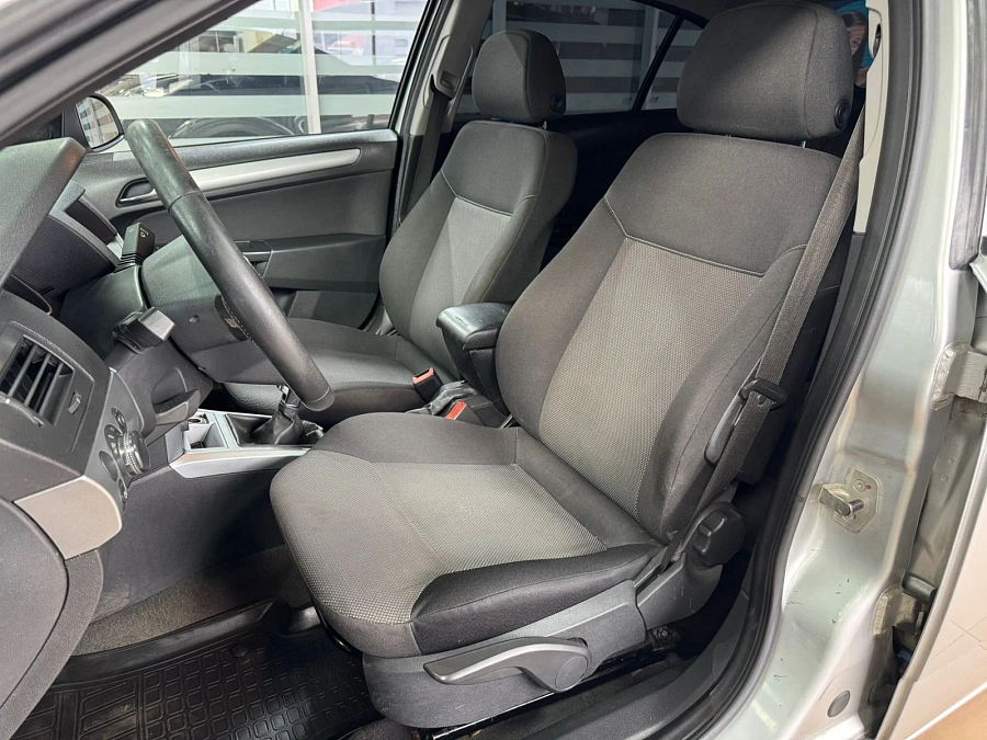 Opel Astra, 2011г., передний привод, механика