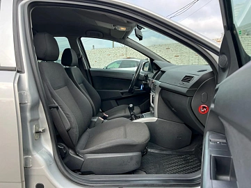 Opel Astra, 2010г, передний привод, механика