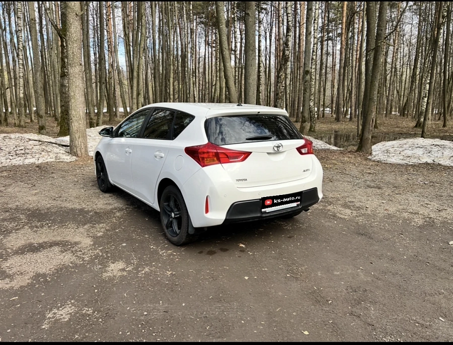 Toyota Auris, 2013г., передний привод, вариатор