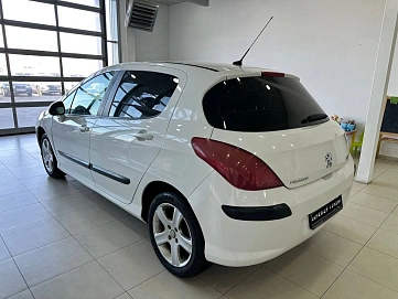 Peugeot 308, 2010г, передний привод, автомат