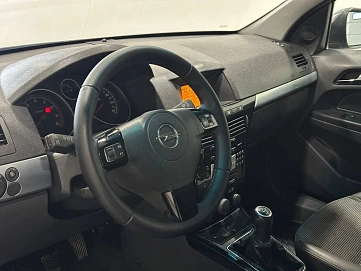 Opel Astra, 2011г, передний привод, механика