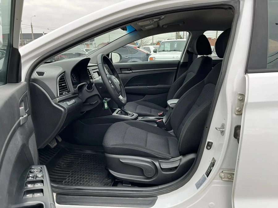 Hyundai Elantra, 2018г., передний привод, автомат