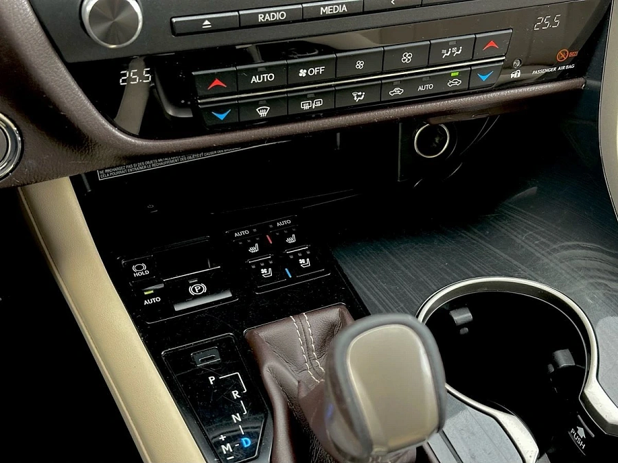 Lexus RX, 2017г., полный привод, автомат