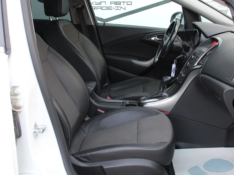 Opel Astra, 2011г., передний привод, автомат