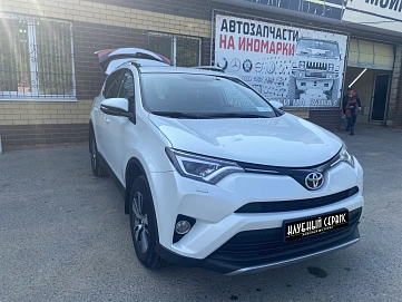 Toyota RAV4, 2018г, полный привод, вариатор