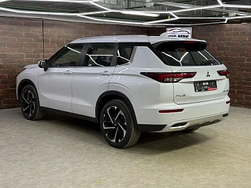 Mitsubishi Outlander, 2023г, передний привод, вариатор