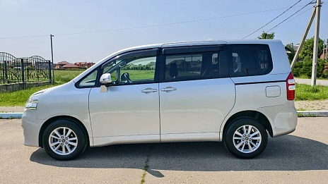 Toyota Noah, 2011г, полный привод, вариатор