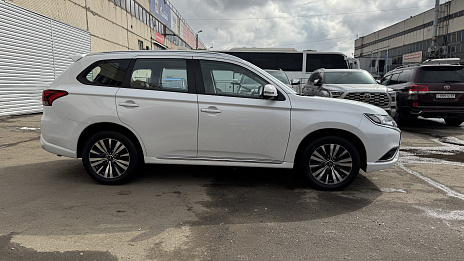Mitsubishi Outlander, 2022г, передний привод, вариатор