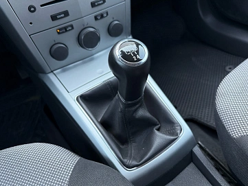 Opel Astra, 2012г, передний привод, механика