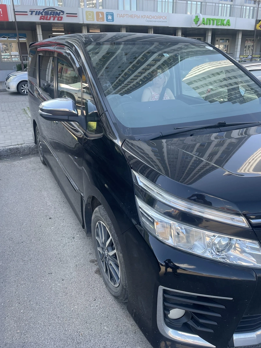 Toyota Voxy, 2015г., передний привод, вариатор