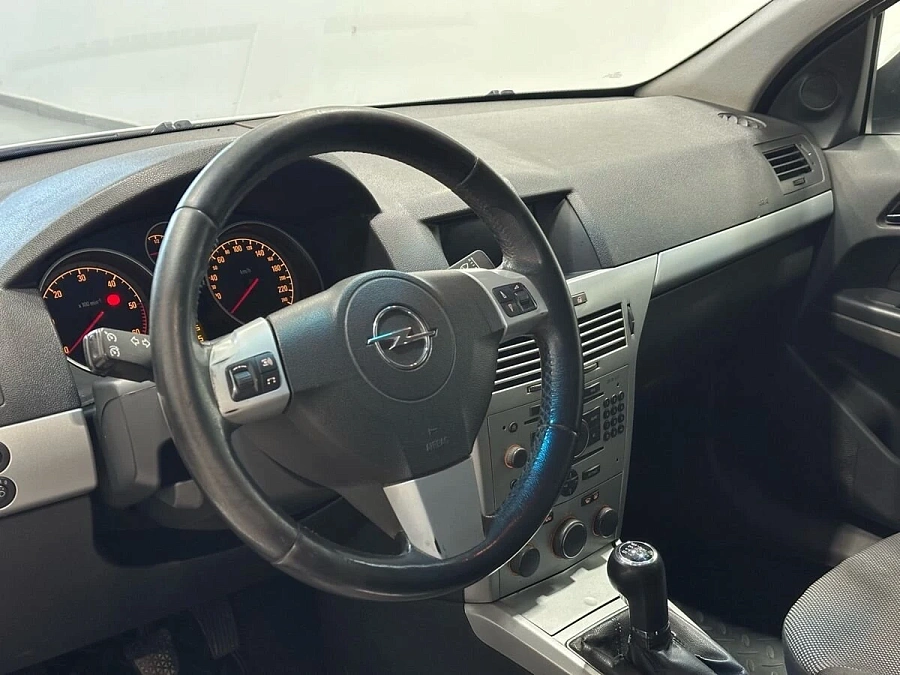Opel Astra, 2009г., передний привод, механика
