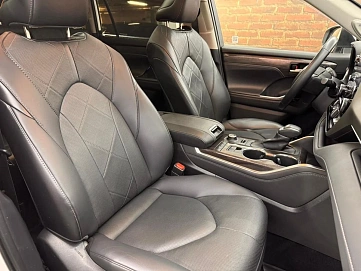 Toyota Highlander, 2021г, полный привод, автомат