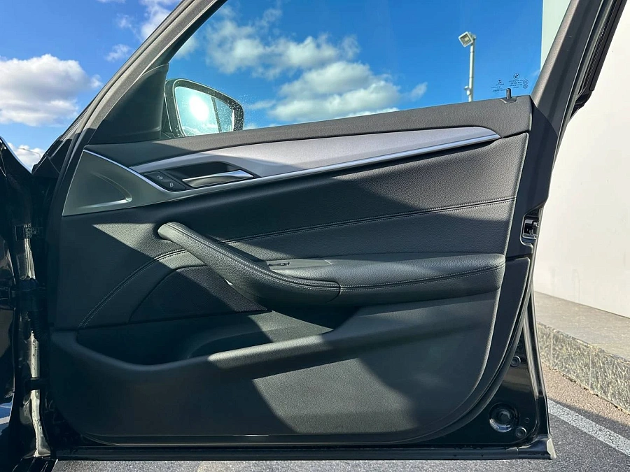 BMW 5 серии, 2018г., задний привод, автомат