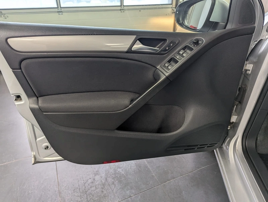 Volkswagen Golf, 2011г., передний привод, робот