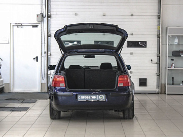 Volkswagen Golf, 1998г, передний привод, механика