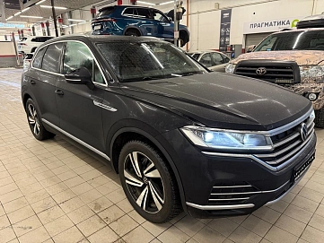 Volkswagen Touareg, 2021г, полный привод, автомат